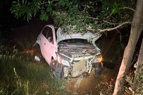 Colisão traseira entre dois veículos deixa um motorista ferido na PR-180, em Cascavel