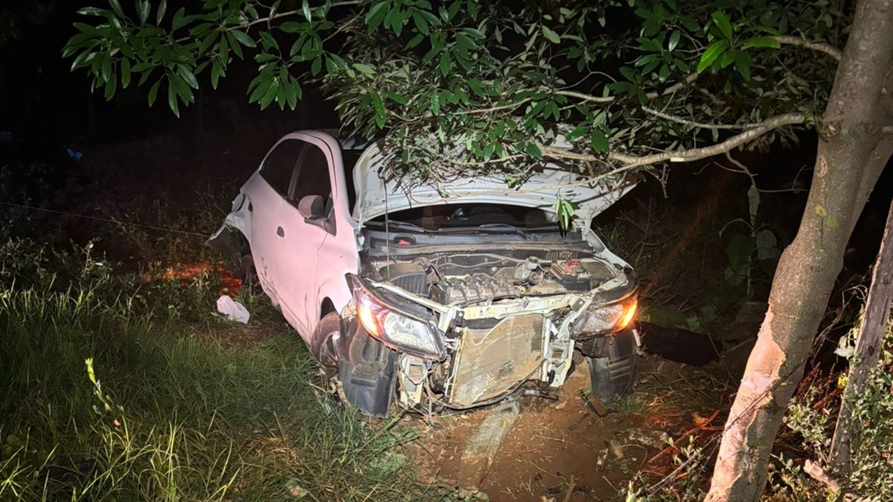 Colisão traseira entre dois veículos deixa um motorista ferido na PR-180, em Cascavel