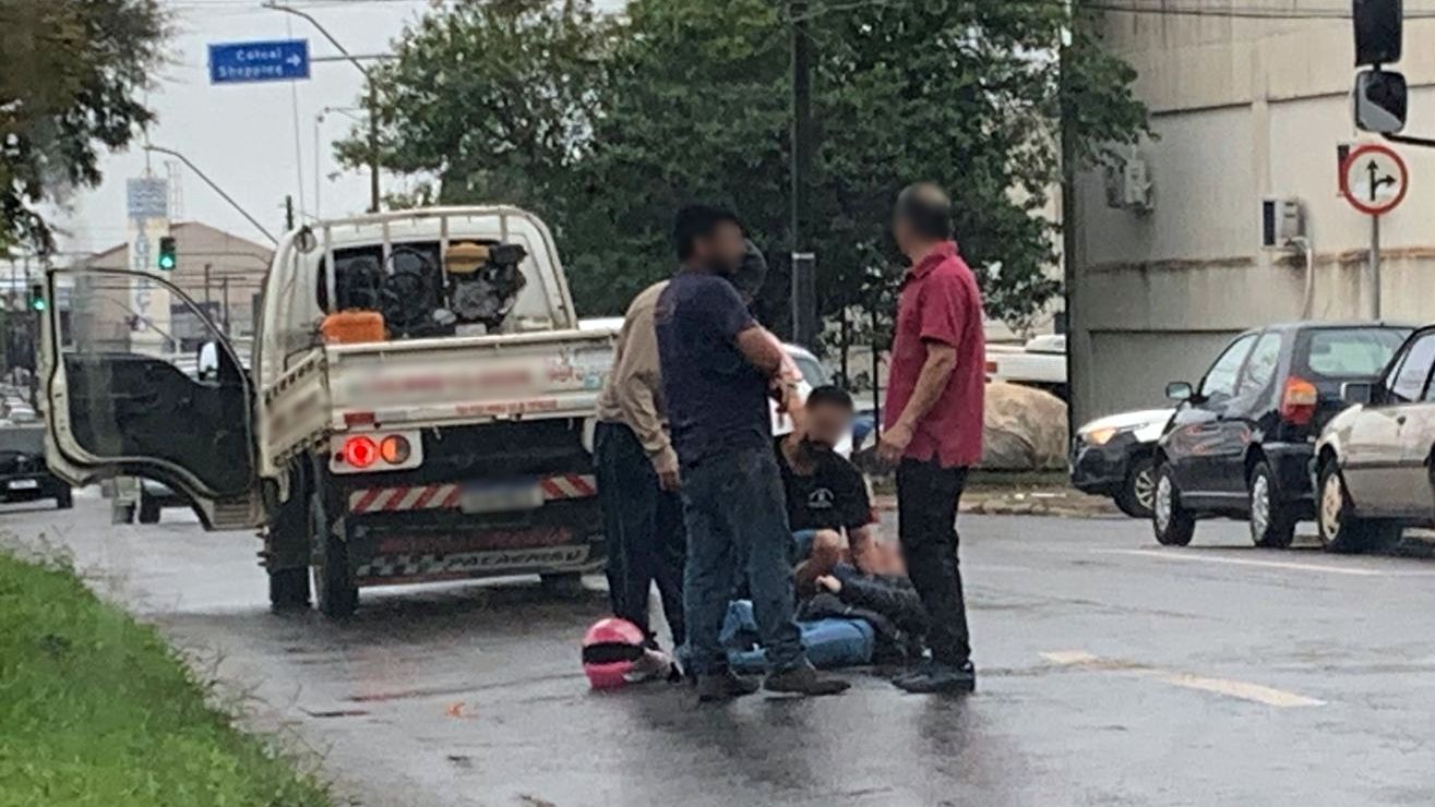 Mulher fica ferida após queda de moto causada por óleo na via em Cascavel