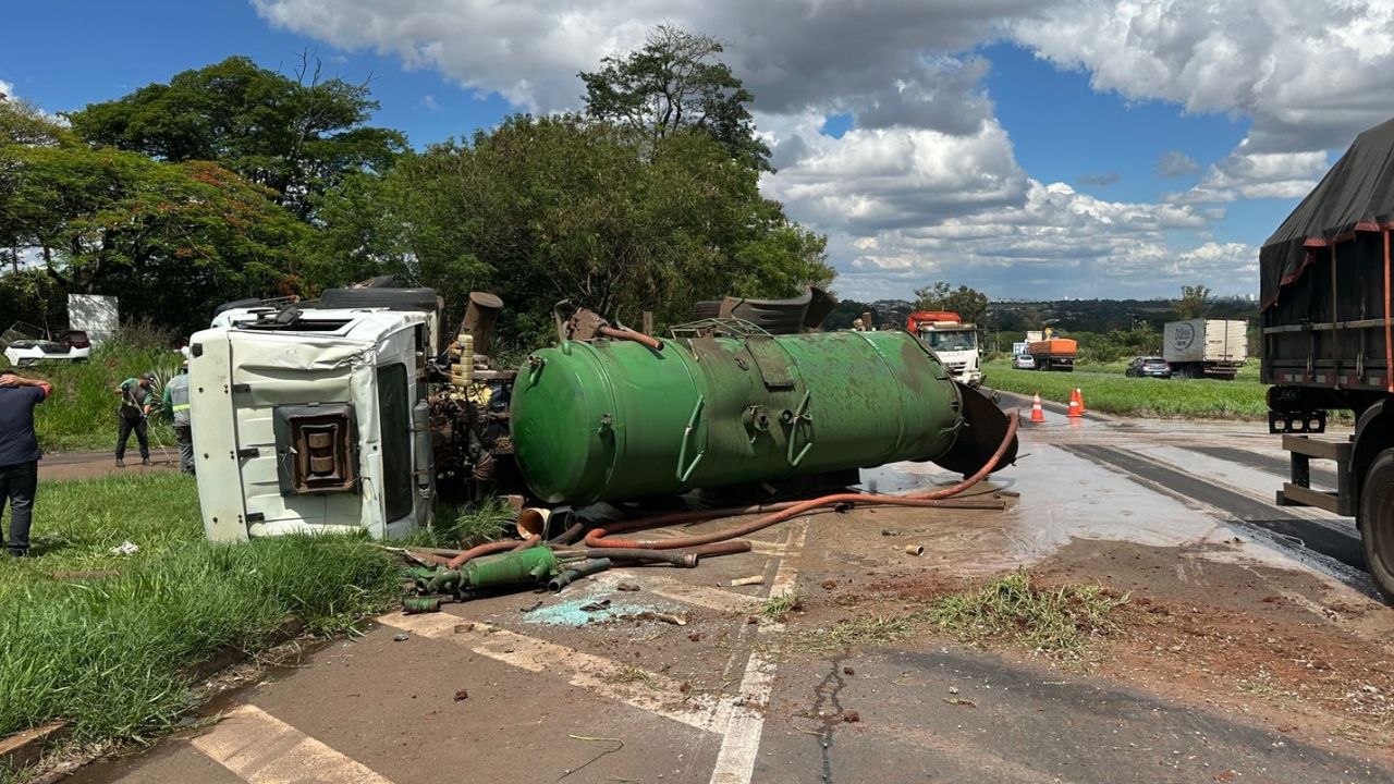 Caminhão tomba após estouro de pneu e causa bloqueio parcial na BR-369 em Cambé