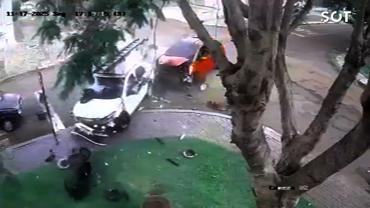 Câmera de segurança registra colisão envolvendo três carros no bairro Alto Alegre, em Cascavel