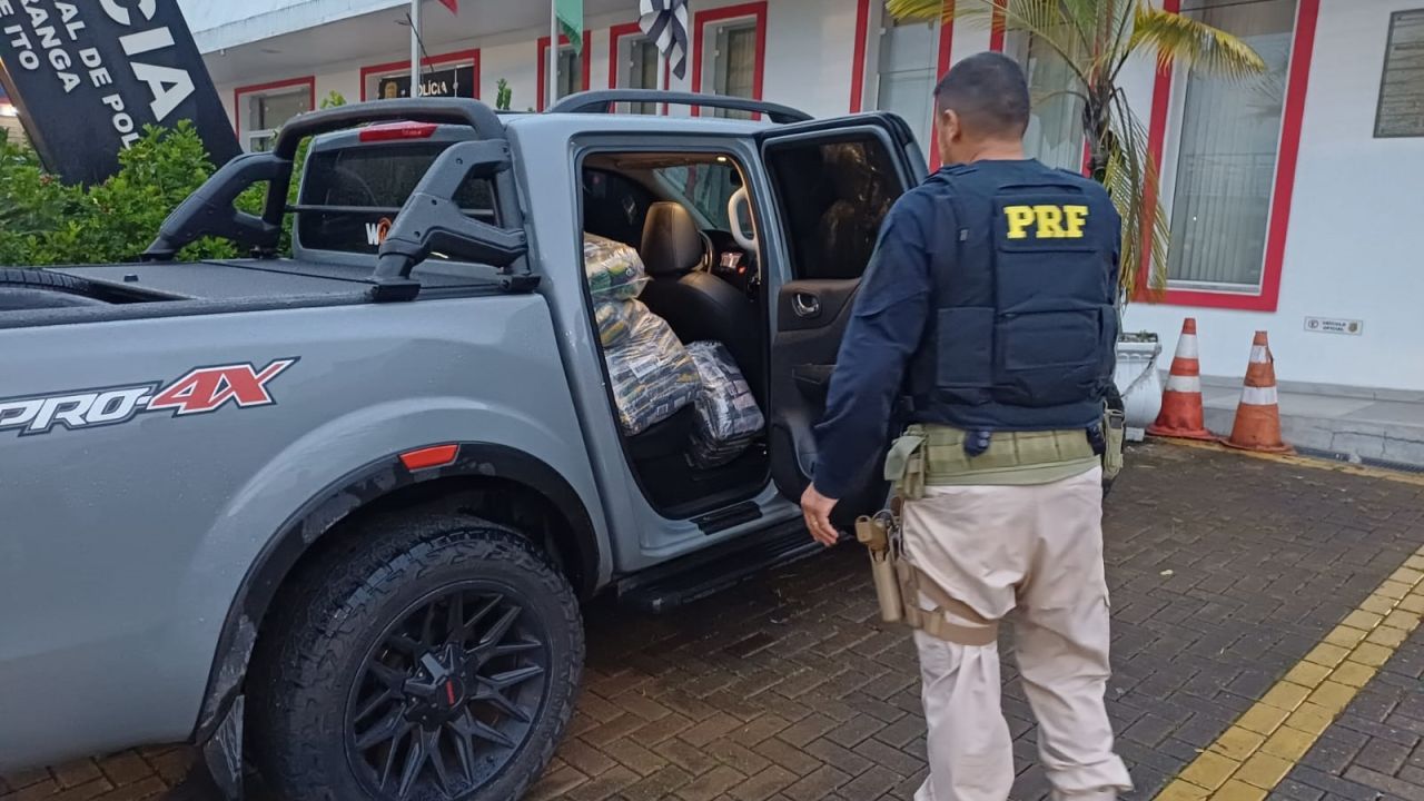 Trio tenta fazer “rancho” com carga tombada e acaba preso pela PRF na BR-116 no Paraná
