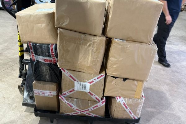 Imagem referente a notícia: Receita Federal apreendeu anabolizantes, vinhos e máquinas de mineração em fiscalização em Cascavel