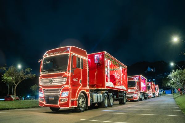 Imagem referente a notícia: Caravana de Natal da Coca-Cola FEMSA Brasil passa por Cascavel e Toledo em 26 de novembro de 2025