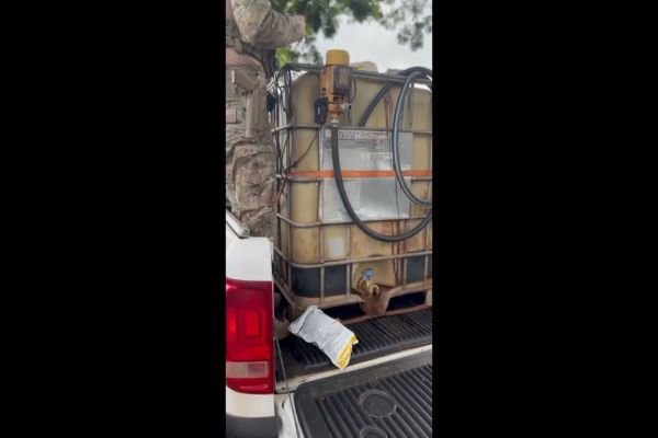 Imagem referente a notícia: PRF apreendeu 600 quilos de agrotóxicos escondidos em reservatório de combustível no Paraná