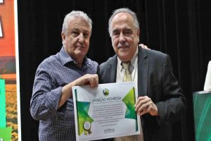 Imagem referente a notícia: Dilvo recebe Menção Honrosa da ABCA por sua contribuição para a Agronomia