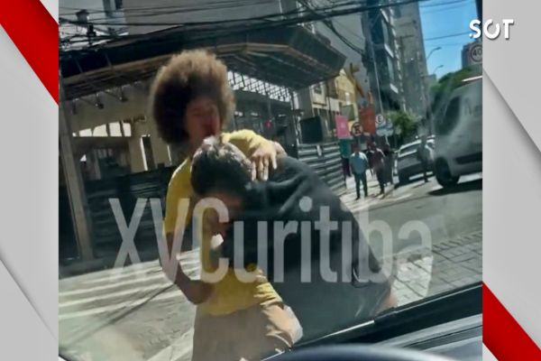 Imagem referente a notícia: Deputado Renato Freitas (PT) aparece ferido após briga e "troca de socos "no centro de Curitiba