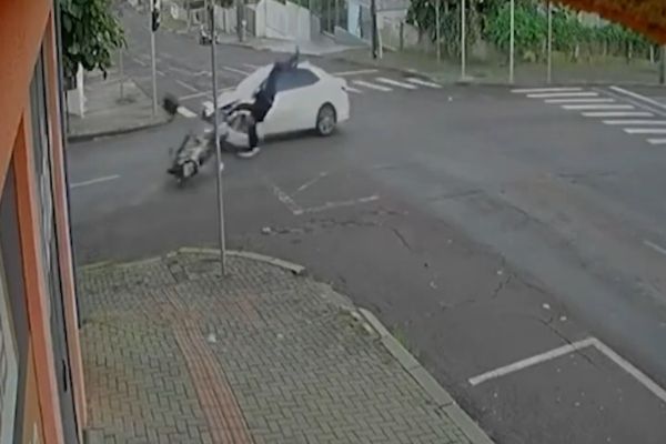 Motociclista é arremessado após grave colisão registrada por câmera no Parque São Paulo