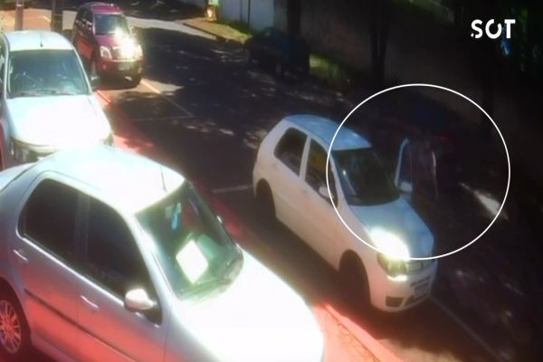 Câmera de segurança registra o momento em que mulher fica ferida após colidir com porta de veículo aberta em Cascavel
