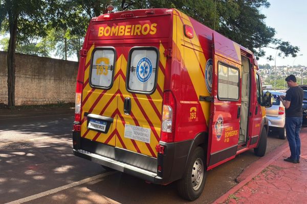 Mulher fica ferida após colidir com porta de carro aberta no Bairro São Cristóvão