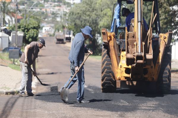 Prefeitura utiliza 200 toneladas de massa asfáltica e avança com operação tapa-buracos em ruas de Cascavel