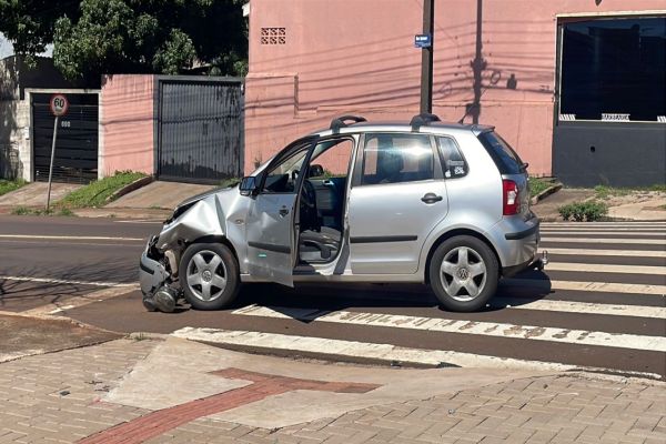 Imagem referente a notícia: Caminhonete avança preferencial e causa colisão com Polo no bairro Periolo em Cascavel