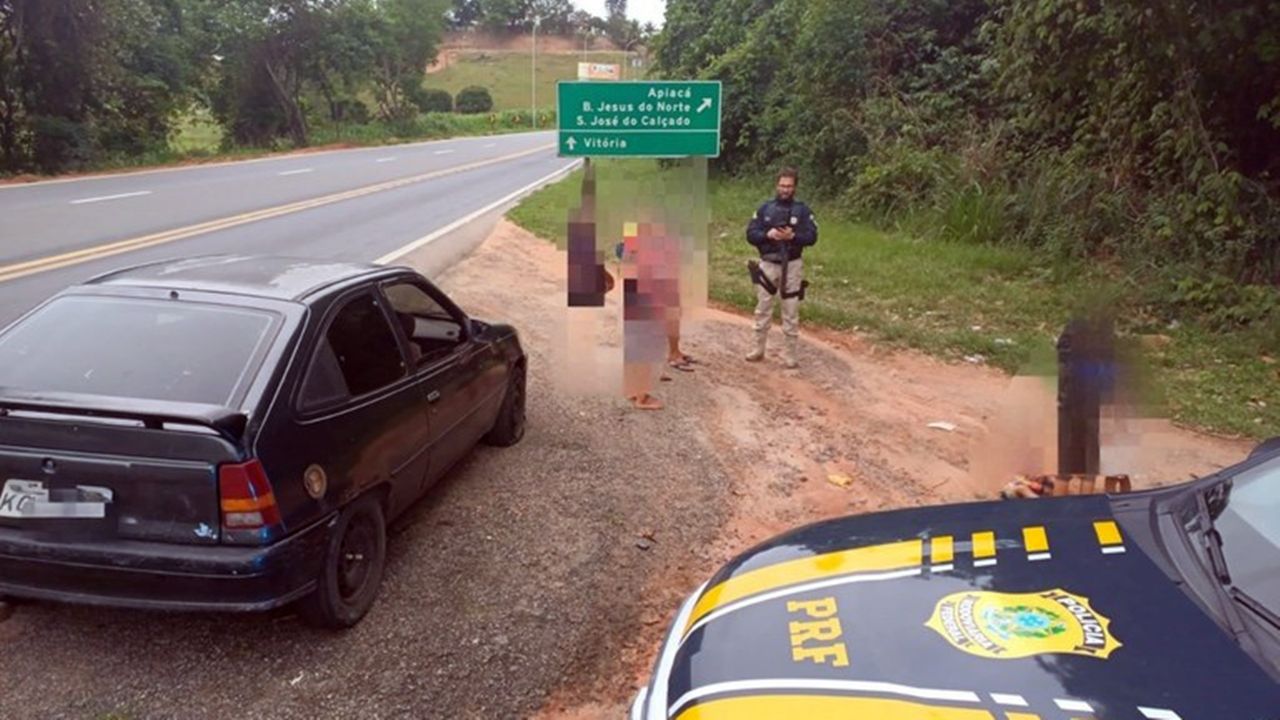 PRF flagra adolescente de 14 anos dirigindo carro com sete familiares na BR-101