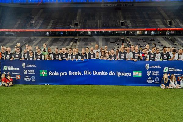 Imagem referente a notícia: Ídolos do futebol paranaense se unem em campo para ajudar Rio Bonito do Iguaçu