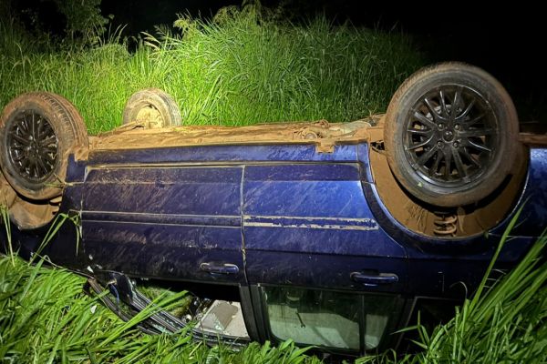 Imagem referente a notícia: Santana e Corsa se envolvem em colisão na PR-471 em Catanduvas; Um dos carros chegou a capotar