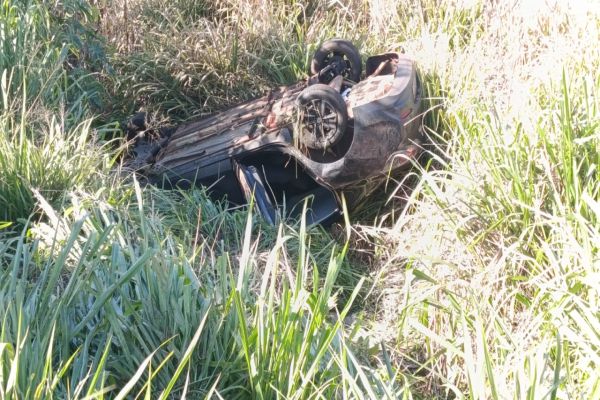 Imagem referente a notícia: Carro despenca ribanceira de 10 metros após colisão seguido de capotamento na BR-163 entre Toledo e Cascavel
