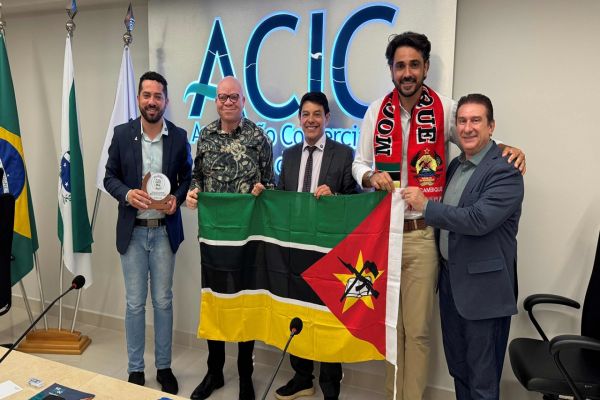Representante de Moçambique recebe reconhecimento da Câmara de Cascavel