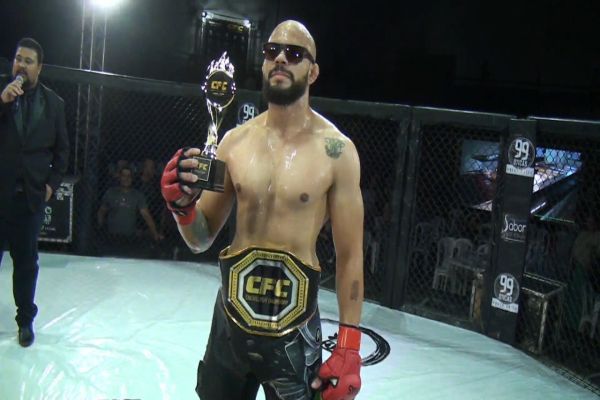 Imagem referente a notícia: Alexandre Carmusi conquista o cinturão na 2ª Edição do Cascavel Fight Championship (CFC 2025)