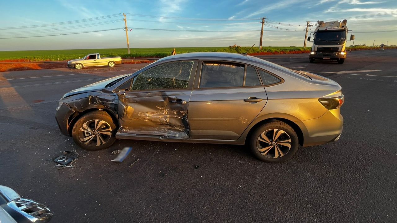 Colisão entre Amarok e Virtus deixa duas passageiras feridas na PR-182