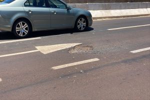 Imagem referente a notícia: Ponte do XIV: Inaugurada há 60 dias e já apresenta buracos e exige reparos imediatos em Cascavel