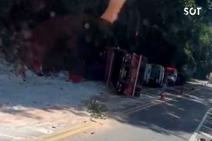 Imagem referente a notícia: Caminhoneiro de 39 anos morre após caminhão tombar na BR-277 em Cantagalo