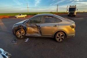 Imagem referente a notícia: Colisão entre Amarok e Virtus deixa duas passageiras feridas na PR-182