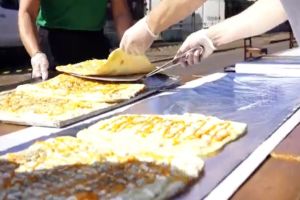 Imagem referente a notícia: Pizza gigante de 74 metros reúne comunidade em comemoração do aniversário de Cascavel