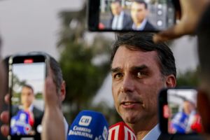 Aeronave citada no caso de suposta saída de Flávio Bolsonaro voou de Buenos Aires a Foz do Iguaçu e dias antes esteve no Rio