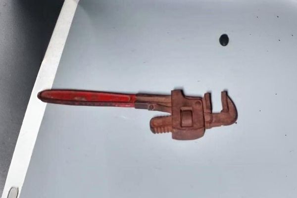 Imagem referente a notícia: Homem é detido após agredir a própria filha com chave de ferro em Cascavel