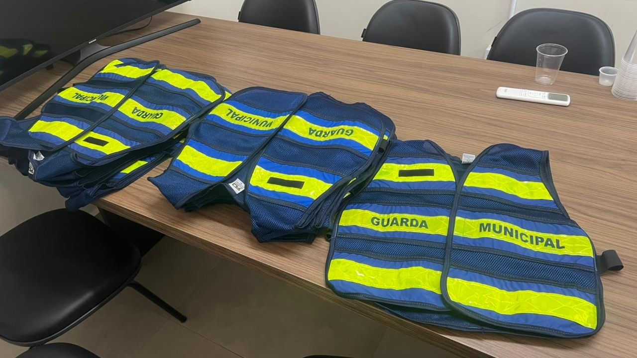 SESPPRO investiga a origem dos coletes da "Guarda Municipal" localizados em ação no Bairro Guarujá em Cascavel