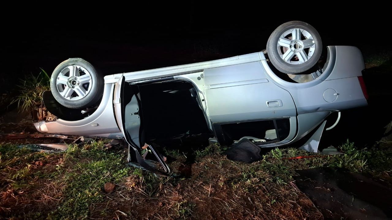 Astra capota às margens da PR-590 e deixa dois homens feridos em Ramilândia