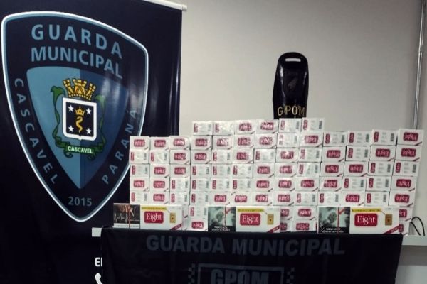 Imagem referente a notícia: Mulher é flagrada com 100 maços de cigarros contrabandeados ao desembarcar na rodoviária de Cascavel