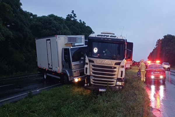 Imagem referente a notícia: Jovem morre após colisão entre três caminhões na BR-376 em Ponta Grossa