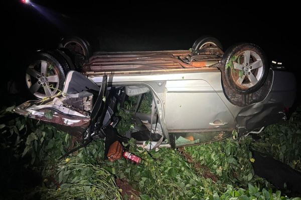 Imagem referente a notícia: Duas pessoas ficam feridas após capotamento na PR-486, entre Cascavel e Tupãssi