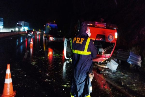 Imagem referente a notícia: Viatura dos Bombeiros capota na BR-376 em Tibagi