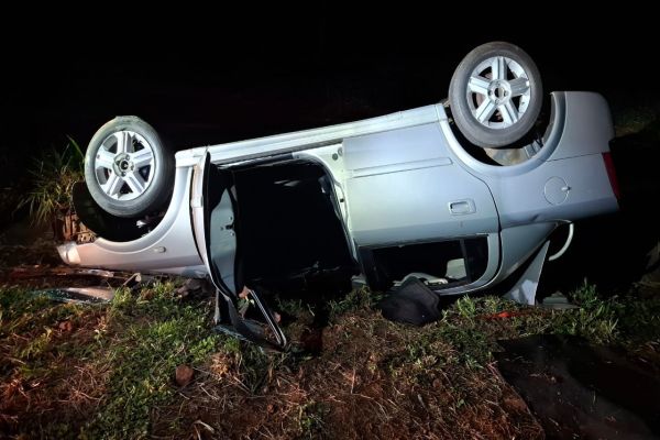 Astra capota às margens da PR-590 e deixa dois homens feridos em Ramilândia