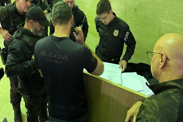 Imagem referente a notícia: PCPR e PRF miram esquema que utilizava falsos veículos oficiais para o transporte interestadual de drogas