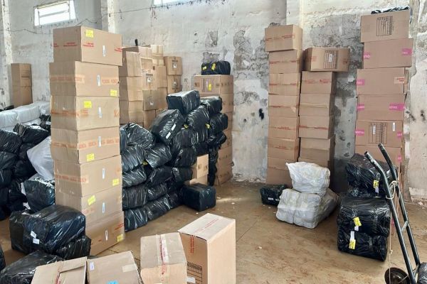 Alfândega da Receita Federal realiza apreensão de cerca de 2.500 caixas de calçados em depósito clandestino
