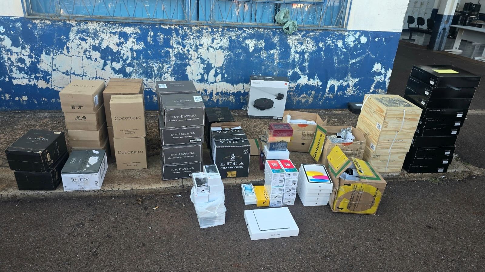 Ação integrada da PM e Receita Federal resulta na apreensão de veículos e mercadorias em Santa Tereza do Oeste