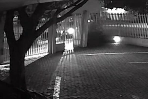 Câmera  de segurança registra colisão entre Duster e HB20 no cruzamento das ruas Uruguai e Rio Grande do Sul