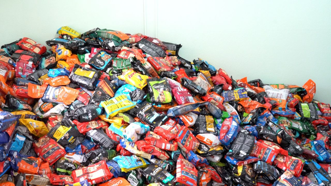 Prefeitura de Cascavel distribui mais de 2,5 toneladas de ração a cães e gatos