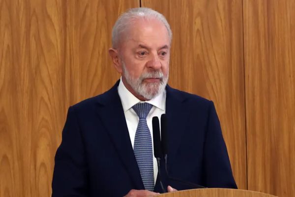 Imagem referente a notícia: Lula comenta prisão de Jair Bolsonaro: "Lição de democracia”