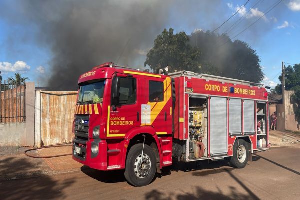 Residência é destruída por incêndio no bairro Tarumã em Cascavel