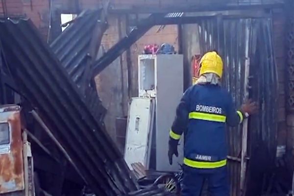 Incêndio destrói casa no Bairro Cascavel Velho; Uma mulher ficou ferida