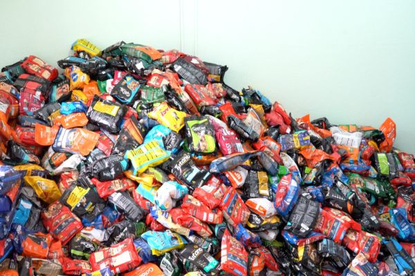 Prefeitura de Cascavel distribui mais de 2,5 toneladas de ração a cães e gatos