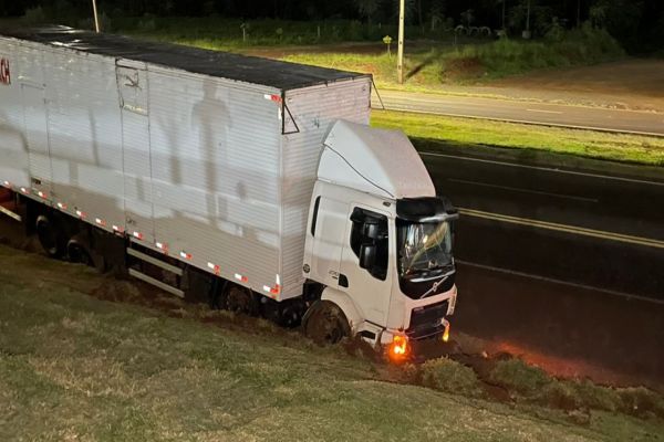 Imagem referente a notícia: Caminhão sai da pista e gera congestionamento de 5 Km na BR-277 em Cascavel