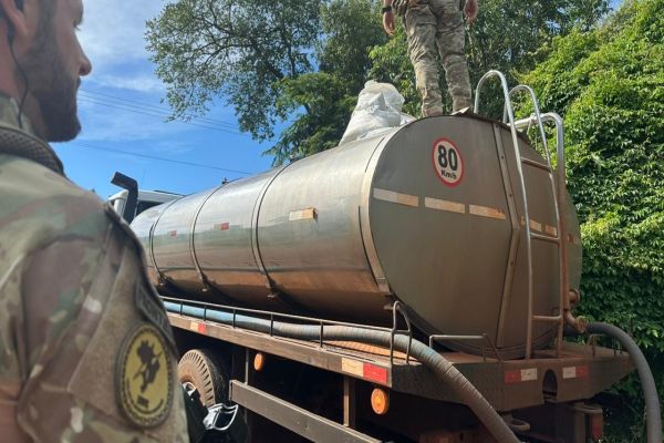 PRF flagra caminhão de leite carregado com 4 toneladas de agrotóxicos ilegais no oeste do Paraná