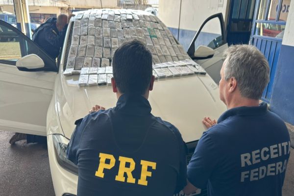PRF apreende carro com 297 Iphones escondidos em fundo falso na BR-277 em Santa Tereza do Oeste