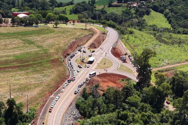 Imagem referente a notícia: Novo acesso revoluciona a entrada de Três Barras do Paraná após 30 anos de espera