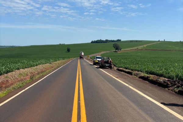Imagem referente a notícia: Capotamento deixa duas pessoas feridas graves na PR-486 em Nova Aurora